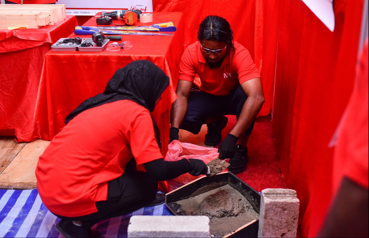 ފަންނުވެނި ފެއާގައި އަންހެނަކު ރޭނުމުގެ މަސައްކަތެއް ކުރަނީ.-- ފޮޓޯ: ހުސެއިން ވަހީދު/ މިހާރު