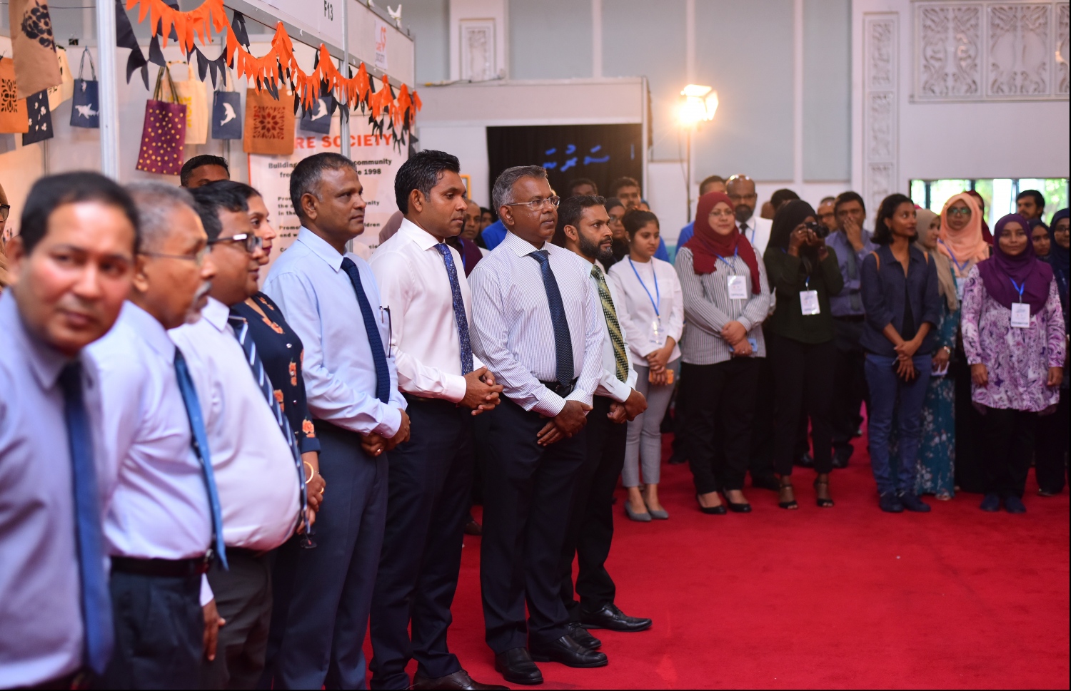 "ހުނަރުވެނި" ފެށުމަށް ބޭއްވި ރަސްމިއްޔާތުގައި ނައިބު ރައީސް ފައިސަލް އަދި ސަރުކާރުގެ އިދާރާތަކުގެ އިސްބޭފުޅުން ބައިވެރިވެވަޑައިގަންނަވަނީ-- ފޮޓޯ: ހުސެއިން ވަހީދު/ މިހާރު