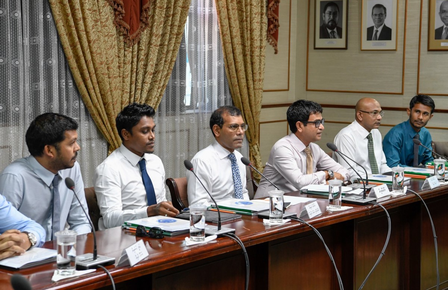 މިއަދުގެ ހަފުލާގައި ރައްޔިތުންގެ މަޖިލީހުގެ ރައީސް ނަޝީދާއި ކޮމިޓީގެ ބައެއް އެހެން މެމްބަރުން ބައިވެރިވެވަޑައިގަންނަވަނީ.---ފޮޓޯ: މަޖިލިސް