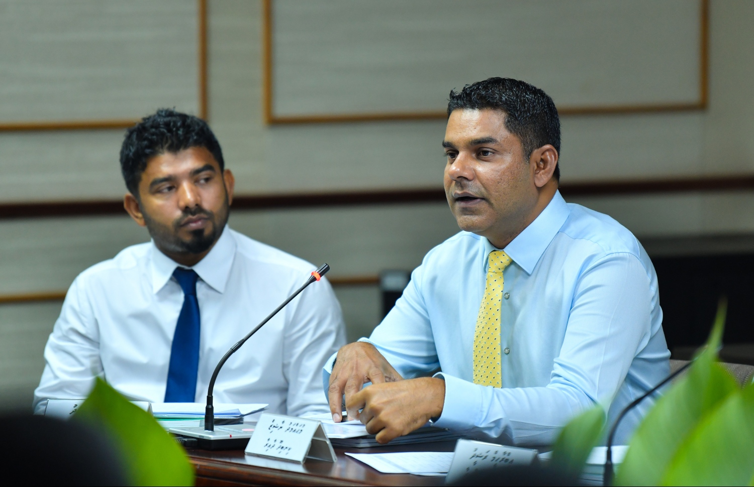 ރައްޔިތުންގެ މަޖިލިހުގެ ކޮމިޓީއެއްގައި ކިނބިދޫ ދާއިރާގެ މެމްބަރު މުހައްމަދު ނާޝިޒު ވާހަކަ ދައްކަވަނީ. ކޮމިޓީތައް ސިއްރު ނުކޮށް ކުރިއަށް ގެންދަން މަސައްކަތް ކުރައްވާ ކަމަށް ވިދާޅުވި --- ފޮޓޯ: ހުސެއިން ވަހީދު/ މިހާރު