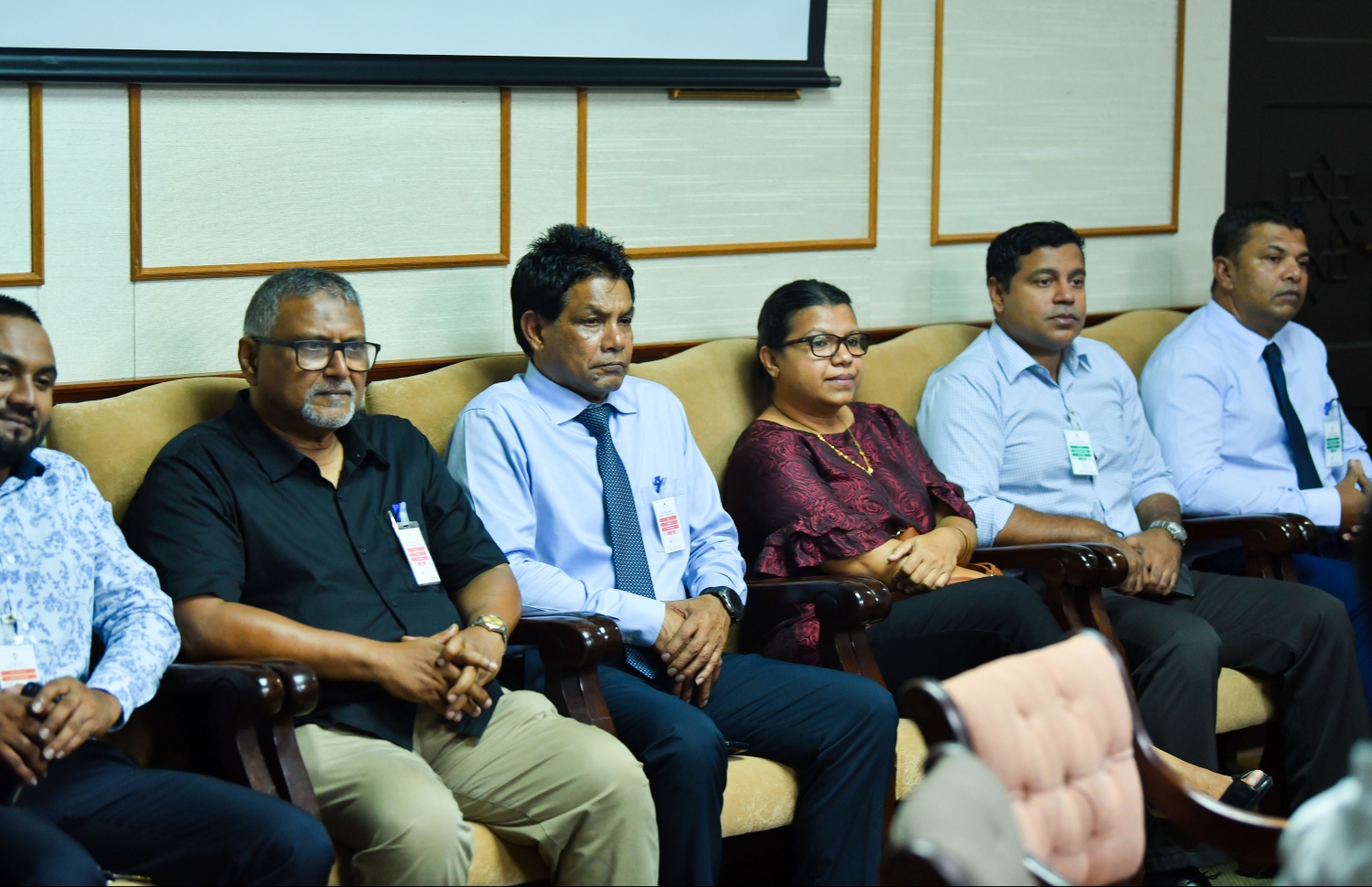 ސަރުކާރުގެ ކުންފުނިތަކުގެ ވެރިންތަކެއް މަޖިލިހުގެ އެސްއޯއީ ކޮމިޓީގައި. --- ފޮޓޯ: ހުސެއިން ވަހީދު/ މިހާރު