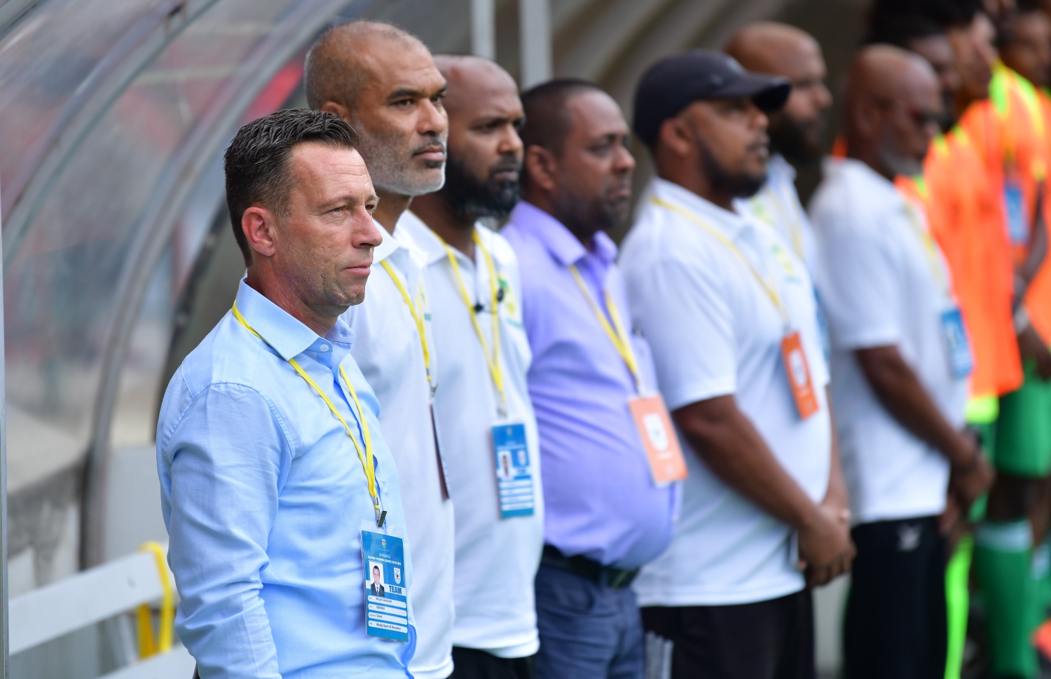 މާޒިޔާގެ ކޯޗު ސެކުލޮސްކީ (ވ.1) އާއި އެ ޓީމުގެ ކޯޗިން ސްޓާފުން އަދި އޮފިޝަލުން ބެންޗުގައި. -- ފޮޓޯ: ނިޝާން އަލީ/ މިހާރު