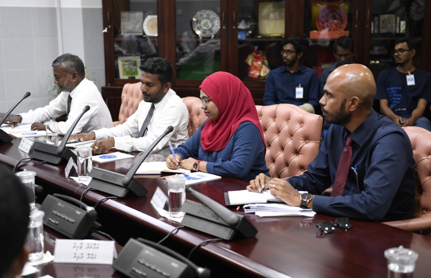 އީޕީއޭގެ ވެރިން މަޖިލީހުގެ ކޮމިޓީގައި: ގިނަ ގޮންޖެހުންތަކެއް ހުރި ކަމަށް ވިދާޅުވި -- ފޮޓޯ: މަޖިލިސް