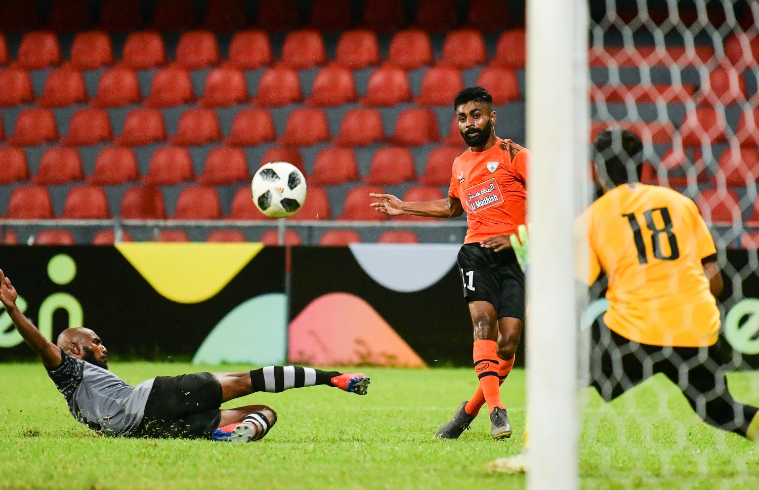 މިރޭގެ މެޗުގައި ރިޒޭ ގޯލަށް ފޮނުވާލި ބޯޅަ. -- ފޮޓޯ: ނިޝާން އަލީ/ މިހާރު