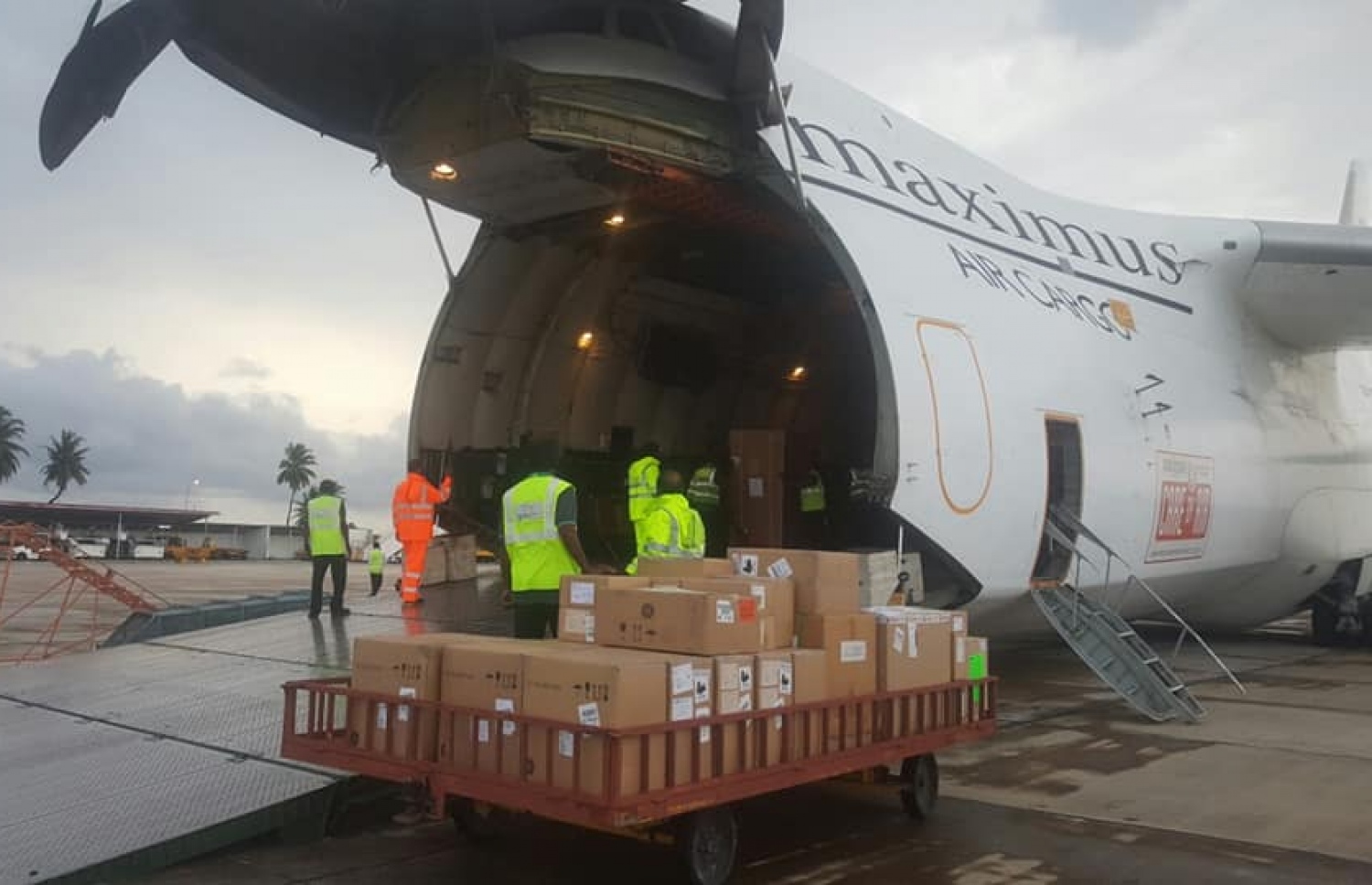 ރޭ ފަތިހު ގަން އެއާޕޯޓަށް ޖެއްސި މެކްސިމަސްގެ ކާގޯ ފްލައިޓް. ފޮޓޯ/ ކިޔުންތެރިއެއް.