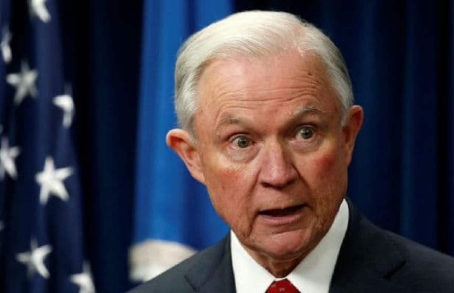 އެމެރިކާގެ ކުރީގެ އެޓާނީ ޖެނެރަލް ޖެފް ސެޝަންސް. --ފައިލް ފޮޓޯ