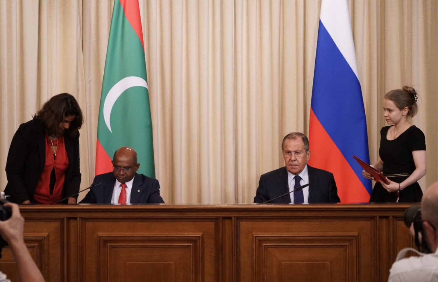 ވިސާ ނެތި ރަޝިޔާ އަށް ދެވޭ ގޮތަށް އެއްބަސްވުމުގައި ސޮއި ކުރަނީ. --- ފޮޓޯ: ފޮރިން މިނިސްޓްރީ