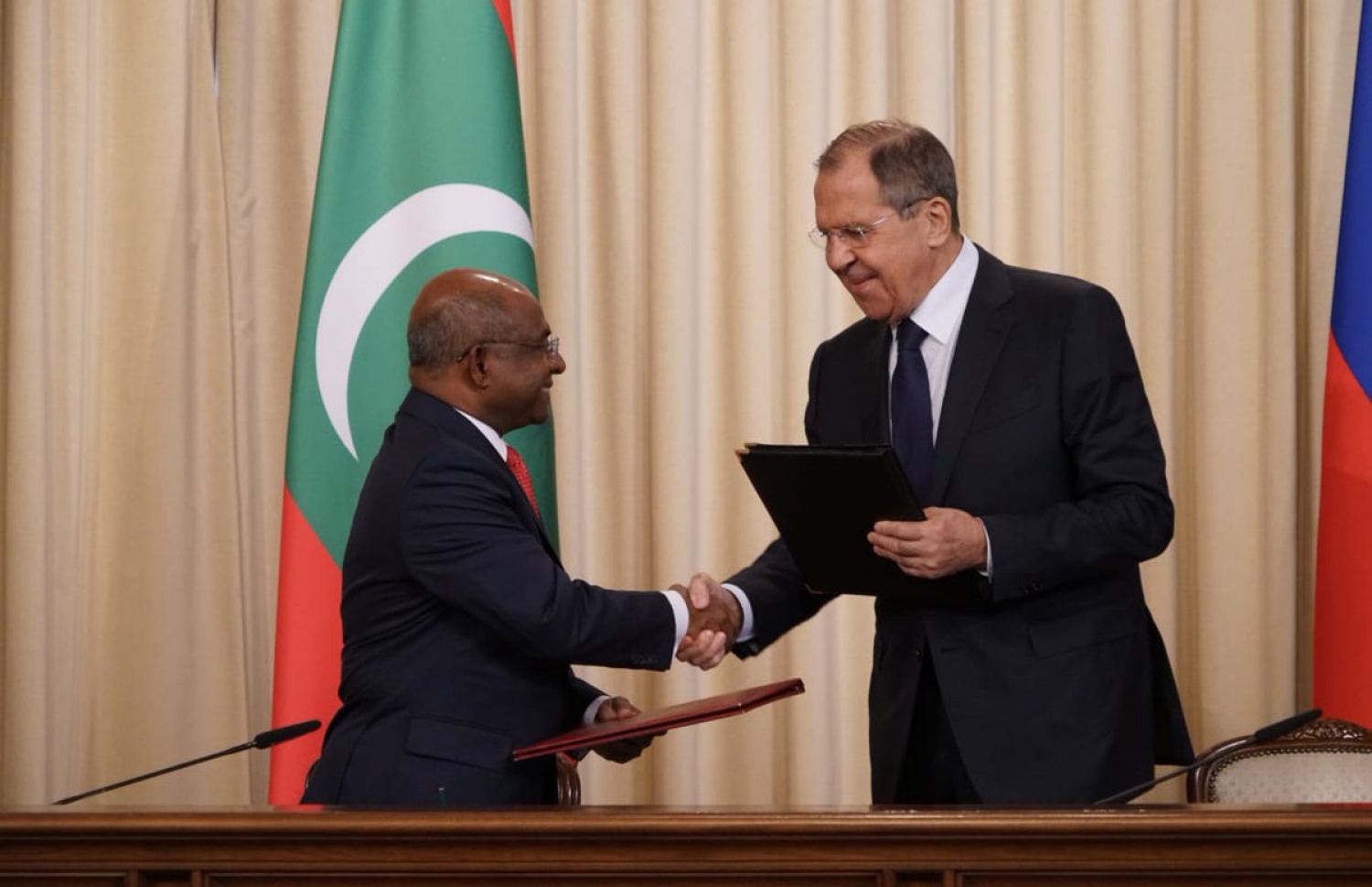 ދިވެހީންނަށް ރަޝިޔާއިން 90 ދުވަހުގެ އޮން-އެރައިވަލް ވިސާ ދިނުމުގެ އެއްބަސްވުމުގައި ސޮއިކުރެއްވުމަށްފަހު ފޮރިން މިނިސްޓަރު ޝާހިދު (ވ) ރަޝިޔާގެ ފޮރިން މިނިސްޓަރު ސާގޭ ލޮވްރަވް އެއްބަސްވުން ބަދަލުކުރައްވަނީ-- ފޮޓޯ: ފޮރިން މިނިސްޓްރީ