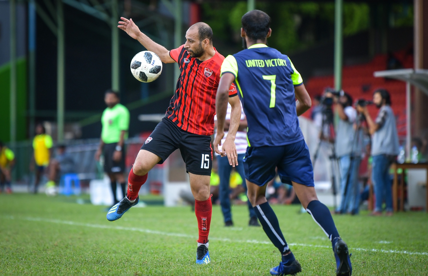 ޓީސީގެ ކަހުރަބާ (ވ) ޔޫވީގެ ހައިޝަމް ކައިރިން ބޯޅަ ކޮންޓްރޯލްކުރަނީ. -- ފޮޓޯ: ނިޝާން އަލީ/ މިހާރު