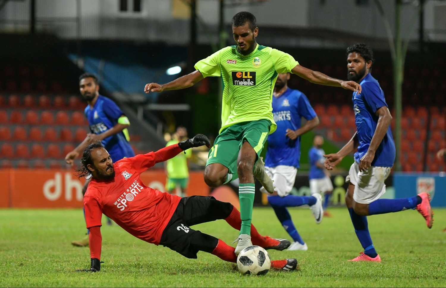 ލީގުގެ ފުރަތަމަ ބުރުގައި ނިލަންދޫ ކީޕަރު ޒިޔަޒަން ކައިރިން މާޒިޔާގެ އިއްބެ ބޯޅަ ހިފައިގެންދަނީ. -- ފޮޓޯ: ނިޝާން އަލީ/ މިހާރު