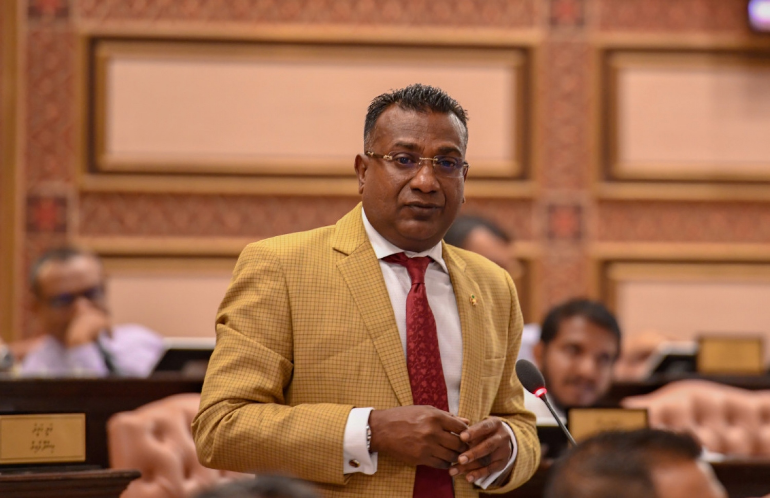 ކާށިދޫ ދާއިރާގެ އަމިއްލަ މެމްބަރު އަބްދުﷲ ޖާބިރު މަޖިލިހުގައި ވާހަކަ ދައްކަވަނީ. --- ފޮޓޯ: މަޖިލިސް