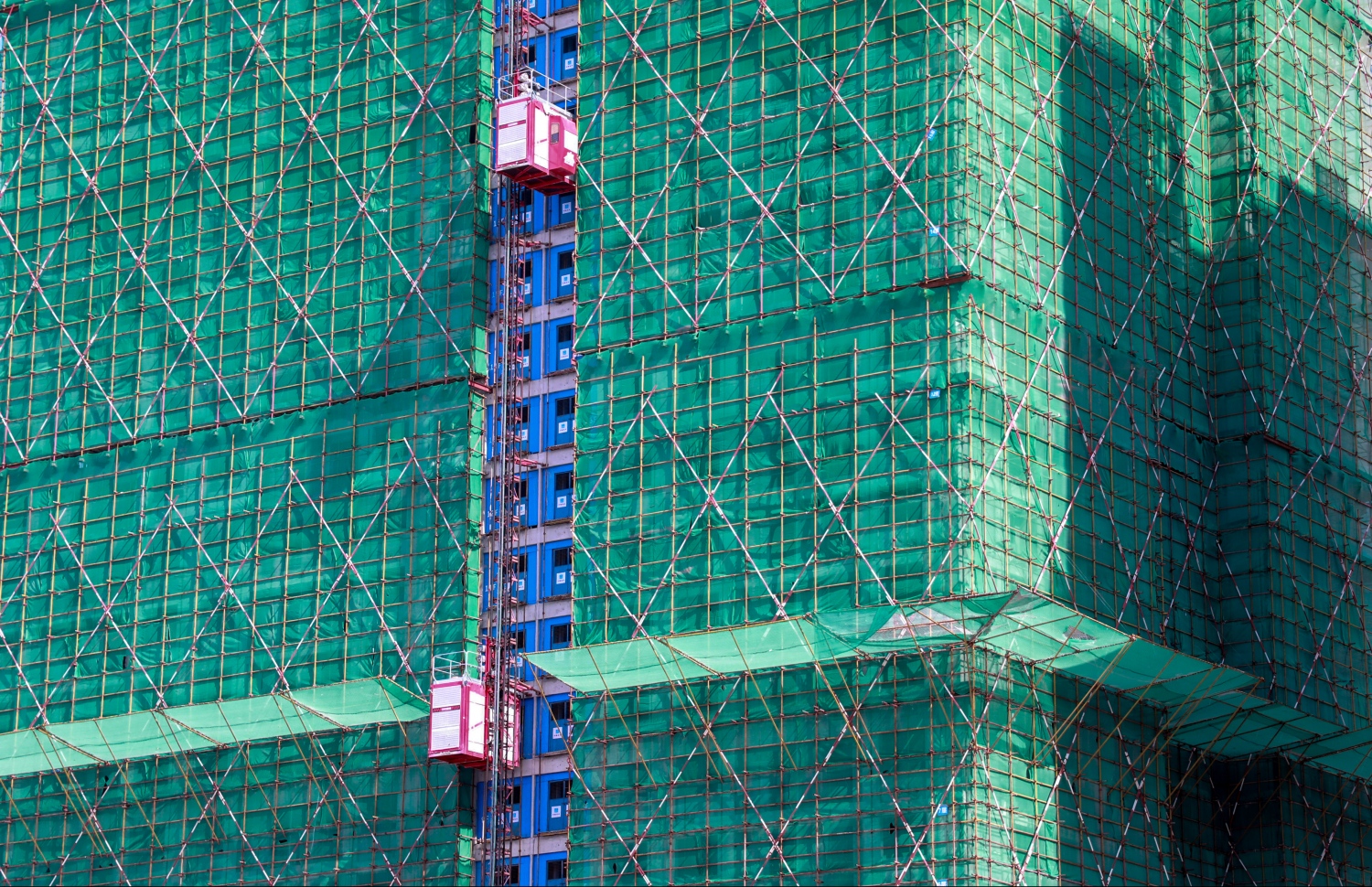 މާލެ: ޖޫން 26، 2019- "ހިޔާ ޕްރޮޖެކްޓް" ގެ ދަށުން ހުޅުމާލޭގެ ދެވަނަ ފިޔަވަހީގައި ބިނާކުރި 7000 ފްލެޓް ހިމެނޭ ޓަވަރެއްގެ މަސައްކަތުގައި ބޭނުންކުރާ ދެ ލިފްޓު އޮޕަރޭޓް ކުރަނީ.---ފޮޓޯ: ހުސައިން ވަހީދު/މިހާރު