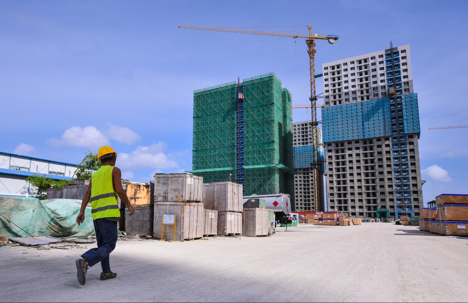 މާލެ: ޖޫން 26، 2019- "ހިޔާ ޕްރޮޖެކްޓް" ގެ ދަށުން ހުޅުމާލޭގެ ދެވަނަ ފިޔަވަހީގައި ބިނާކުރި 7000 ފްލެޓް ހިމެނޭ ޓަވަރުތަކެއްގެ ކައިރިން އިމާރާތްކުރުމުގެ މަސައްކަތުގައި އުޅޭ މީހަކު ހިނގާފައިދަނީ.---ފޮޓޯ: ހުސައިން ވަހީދު/މިހާރު