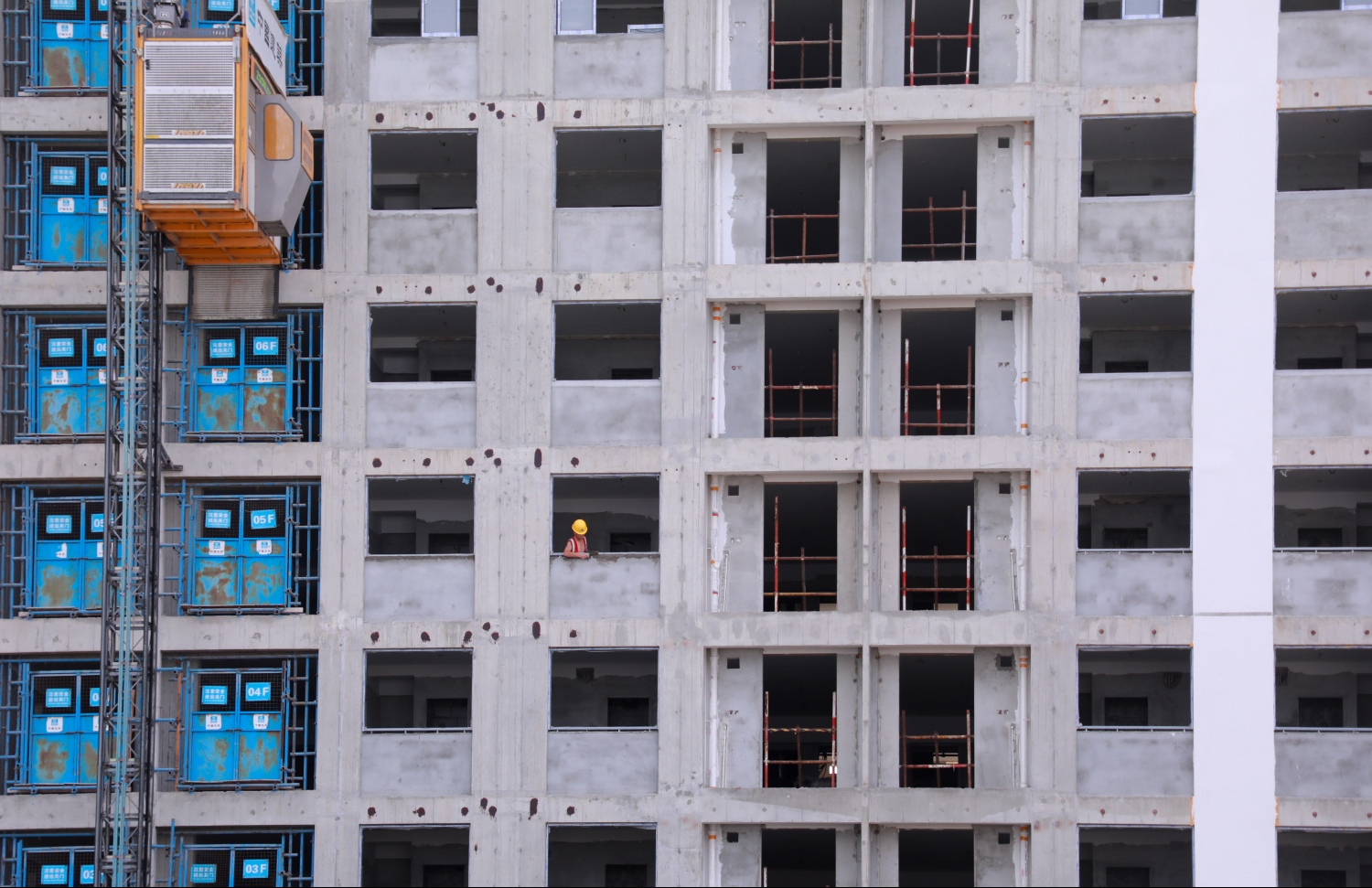 މާލެ: ޖޫން 26، 2019- "ހިޔާ ޕްރޮޖެކްޓް" ގެ ދަށުން ހުޅުމާލޭގެ ދެވަނަ ފިޔަވަހީގައި ބިނާކުރި 7000 ފްލެޓް ހިމެނޭ ޓަވަރުތަކުގެ ތެރެއިން ޓަވަރެއްގެ ކުޑަދޮރެއްގެ ފިނިޝިން މަސައްކަތުގައި މީހަކު ހަރަކާތްތެރިވަނީ.---ފޮޓޯ: ހުސައިން ވަހީދު/މިހާރު