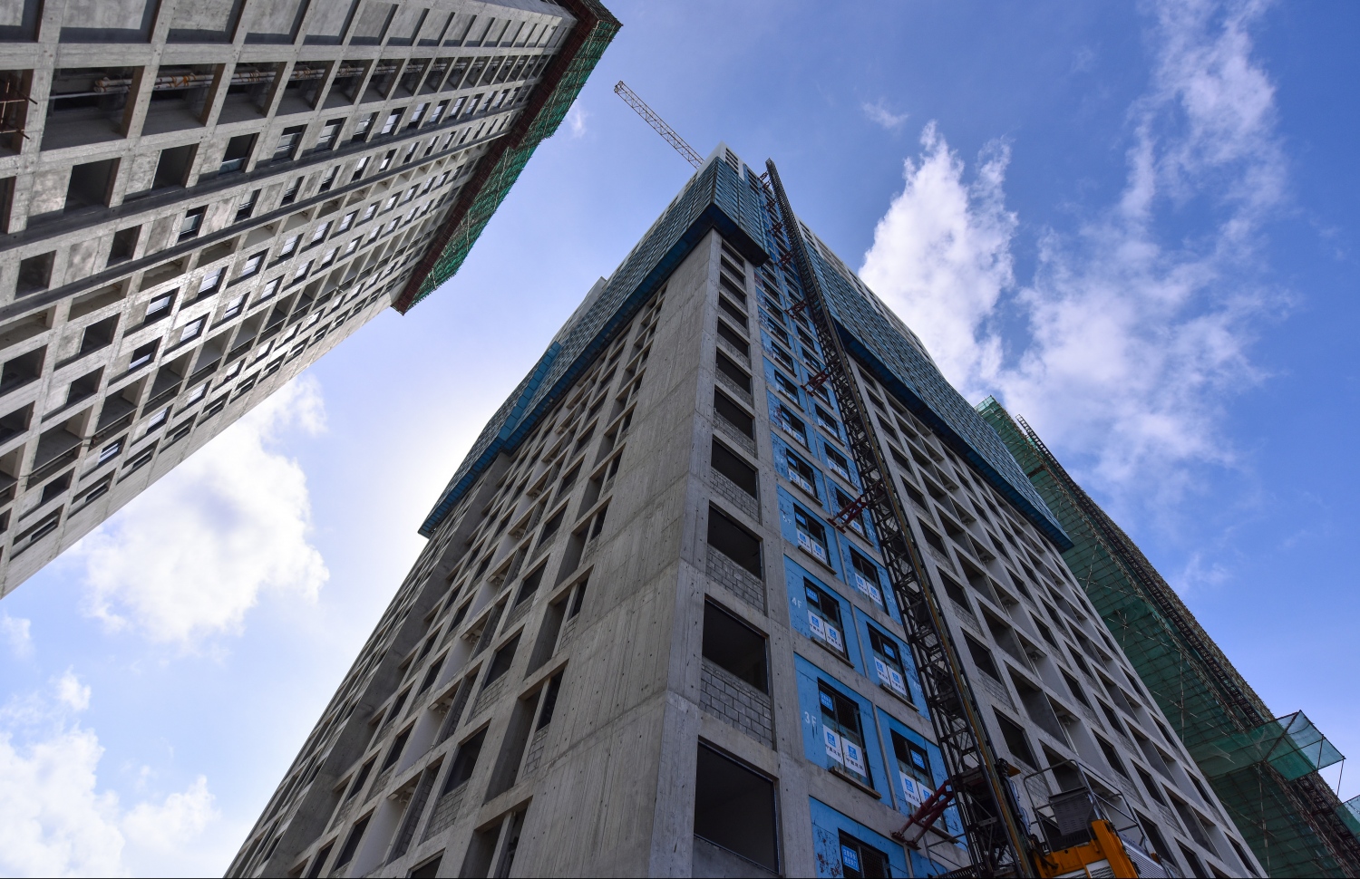 މާލެ: ޖޫން 26، 2019- "ހިޔާ ޕްރޮޖެކްޓް" ގެ ދަށުން ހުޅުމާލޭގެ ދެވަނަ ފިޔަވަހީގައި ބިނާކުރި 7000 ފްލެޓް ހިމެނޭ ޓަވަރުތަކުގެ ތެރެއިން ޓަވަރެއްގެ ބޭރު.---ފޮޓޯ: ހުސައިން ވަހީދު/މިހާރު