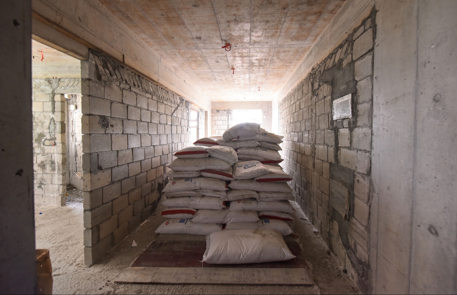 މާލެ: ޖޫން 26، 2019- "ހިޔާ ޕްރޮޖެކްޓް" ގެ ދަށުން ހުޅުމާލޭގެ ދެވަނަ ފިޔަވަހީގައި ބިނާކުރި 7000 ފްލެޓް ހިމެނޭ ޓަވަރުތަކުގެ ތެރެއިން ޓަވަރެއްގައި ހަދަމުން އަންނަ ފްލެޓެއް.---ފޮޓޯ: ހުސައިން ވަހީދު/މިހާރު