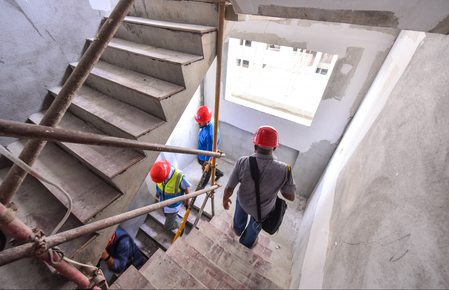 މާލެ: ޖޫން 26، 2019- "ހިޔާ ޕްރޮޖެކްޓް" ގެ ދަށުން ހުޅުމާލޭގެ ދެވަނަ ފިޔަވަހީގައި ބިނާކުރި 7000 ފްލެޓް ހިމެނޭ ޓަވަރުތަކުގެ ތެރެއިން ޓަވަރެއްގެ ސިޑިގޮޅިން ބަޔަކު ފައިބަނީ.---ފޮޓޯ: ހުސައިން ވަހީދު/މިހާރު