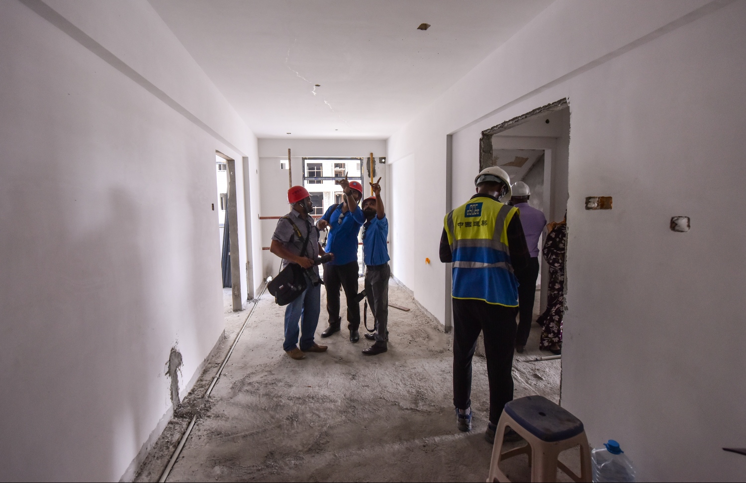 މާލެ: ޖޫން 26، 2019- "ހިޔާ ޕްރޮޖެކްޓް" ގެ ދަށުން ހުޅުމާލޭގެ ދެވަނަ ފިޔަވަހީގައި ބިނާކުރި 7000 ފްލެޓް ހިމެނޭ ޓަވަރުތަކުގެ ތެރެއިން ޓަވަރެއްގައި ހަދަމުން އަންނަ ފްލެޓެއްގެ ސިޓިން ރޫމް، ނޫސްވެރިންތަކެއް ބަލާލަނީ.---ފޮޓޯ: ހުސައިން ވަހީދު/މިހާރު