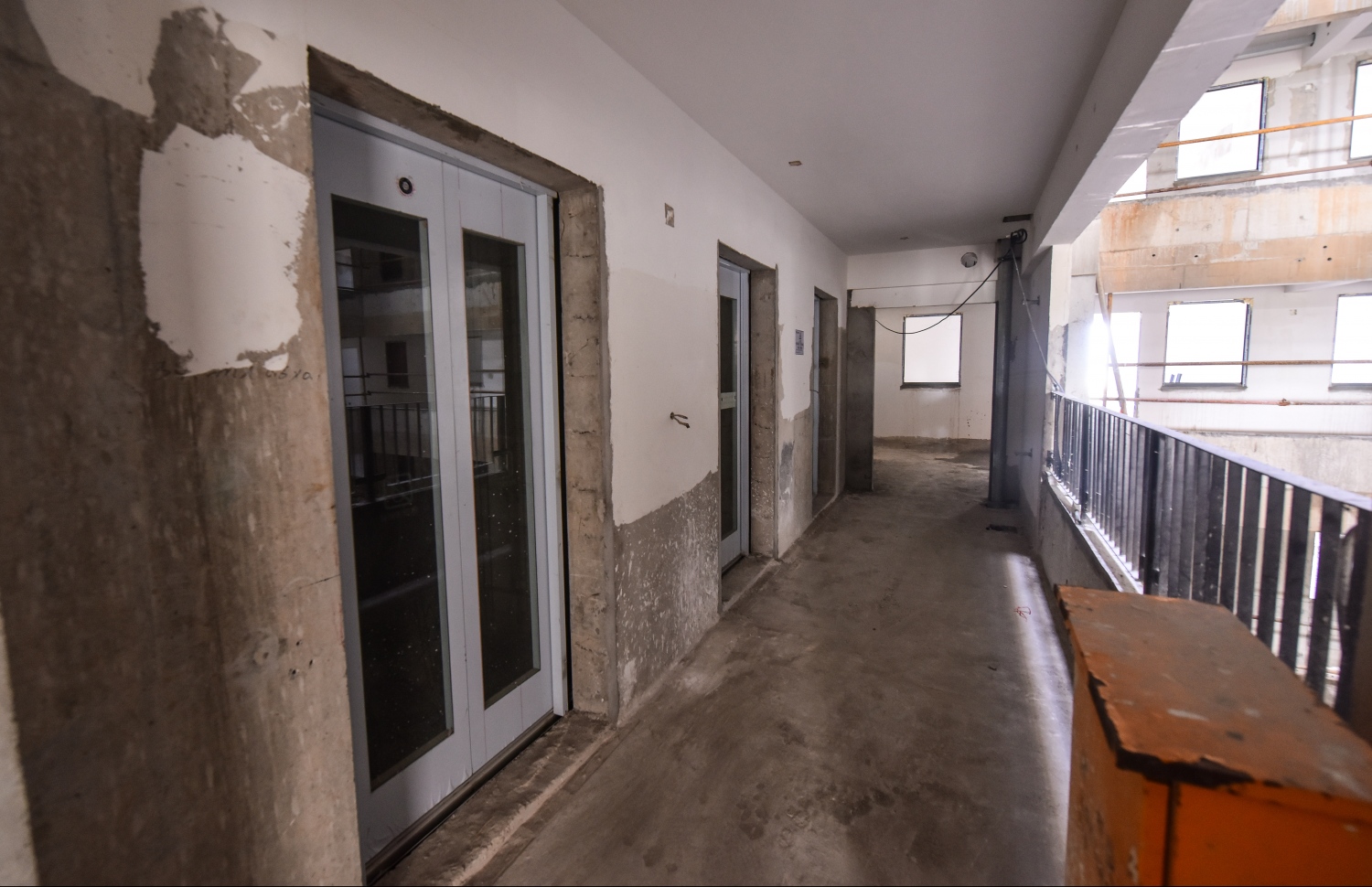 މާލެ: ޖޫން 26، 2019- "ހިޔާ ޕްރޮޖެކްޓް" ގެ ދަށުން ހުޅުމާލޭގެ ދެވަނަ ފިޔަވަހީގައި ބިނާކުރި 7000 ފްލެޓް ހިމެނޭ ޓަވަރުތަކުގެ ތެރެއިން ޓަވަރެއްގެ ލިފްޓްތައް. ކޮންމެ ޓަވަރެއްގައި އޮޕަރޭޓް ކުރަނީ ޖާގައިގެ ގޮތުން ކުދި އެންމެ 3 ލިފްޓު.---ފޮޓޯ: ހުސައިން ވަހީދު/މިހާރު