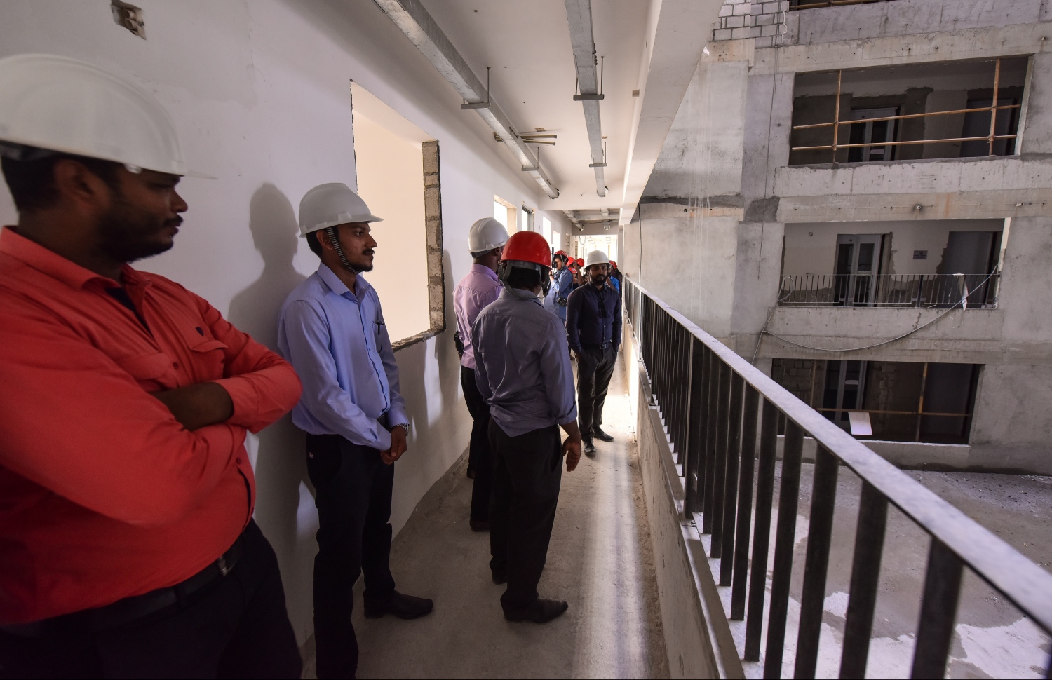 މާލެ: ޖޫން 26، 2019- "ހިޔާ ޕްރޮޖެކްޓް" ގެ ދަށުން ހުޅުމާލޭގެ ދެވަނަ ފިޔަވަހީގައި ހަދަމުން އަންނަ 7000 ފްލެޓް ހިމެނޭ ޓަވަރުތަކުގެ ތެރެއިން ޓަވަރެއްގެ ކޮރިޑޯގައި ބަޔަކު މަޑުކޮށްލައިގެން.---ފޮޓޯ: ހުސައިން ވަހީދު/މިހާރު