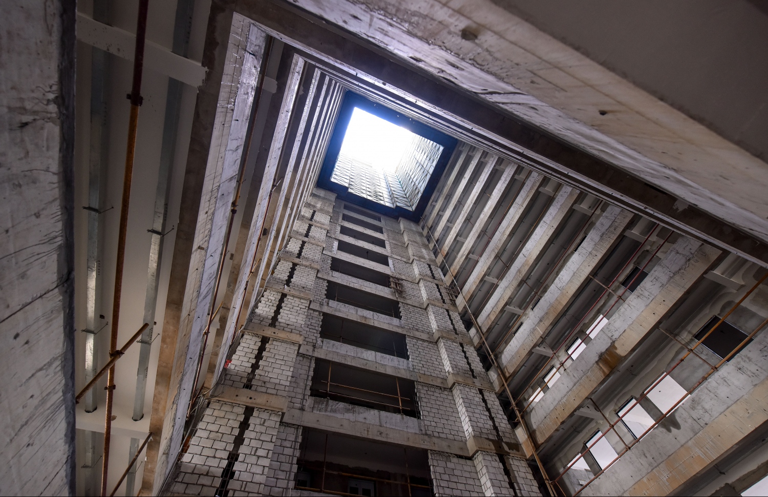 މާލެ: ޖޫން 26، 2019- "ހިޔާ ޕްރޮޖެކްޓް" ގެ ދަށުން ހުޅުމާލޭގެ ދެވަނަ ފިޔަވަހީގައި ބިނާކުރި 7000 ފްލެޓް ހިމެނޭ ޓަވަރުތަކުގެ ތެރެއިން ޓަވަރެއްގެ އެތެރެ.---ފޮޓޯ: ހުސައިން ވަހީދު/މިހާރު