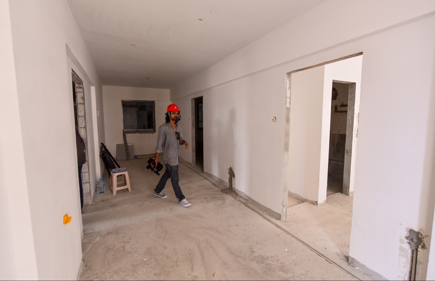 މާލެ: ޖޫން 26، 2019- "ހިޔާ ޕްރޮޖެކްޓް" ގެ ދަށުން ހުޅުމާލޭގެ ދެވަނަ ފިޔަވަހީގައި ބިނާކުރި 7000 ފްލެޓް ހިމެނޭ ޓަވަރުތަކުގެ ތެރެއިން ޓަވަރެއްގައި ހަދަމުން އަންނަ ފްލެޓެއް.---ފޮޓޯ: ހުސައިން ވަހީދު/މިހާރު