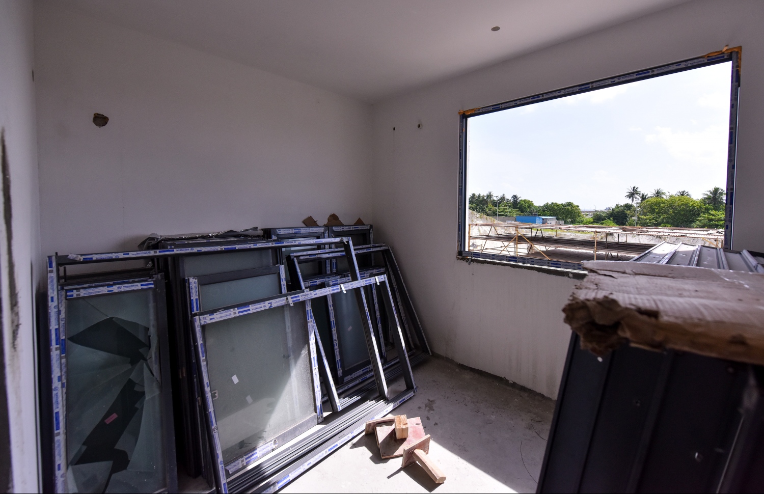 މާލެ: ޖޫން 26، 2019- "ހިޔާ ޕްރޮޖެކްޓް" ގެ ދަށުން ހުޅުމާލޭގެ ދެވަނަ ފިޔަވަހީގައި ބިނާކުރި 7000 ފްލެޓް ހިމެނޭ ޓަވަރުތަކުގެ ތެރެއިން ޓަވަރެއްގައި ހަދަމުން އަންނަ ފްލެޓެއްގެ ކޮޓަރިއެއް.---ފޮޓޯ: ހުސައިން ވަހީދު/މިހާރު