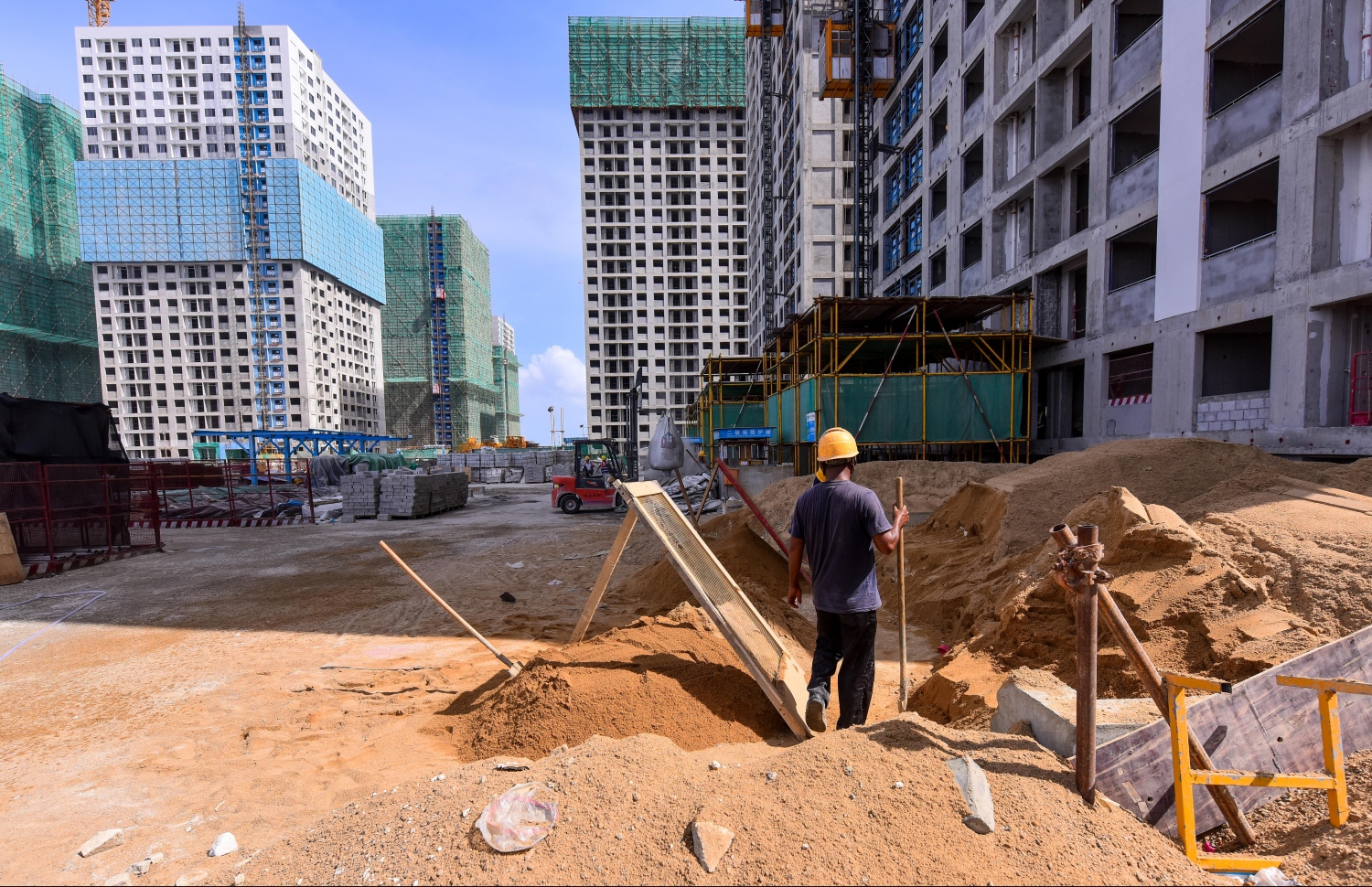 މާލެ: ޖޫން 26، 2019- "ހިޔާ ޕްރޮޖެކްޓް" ގެ ދަށުން ހުޅުމާލޭގެ ދެވަނަ ފިޔަވަހީގައި ބިނާކުރި 7000 ފްލެޓް ހިމެނޭ ޓަވަރުތަކެއްގެ ކައިރީގައި އިމާރާތްތކުރުމުގެ މަސައްކަތުގައި އުޅޭ މީހަކު ހަރަކާތްތެރިވަނީ.---ފޮޓޯ: ހުސައިން ވަހީދު/މިހާރު