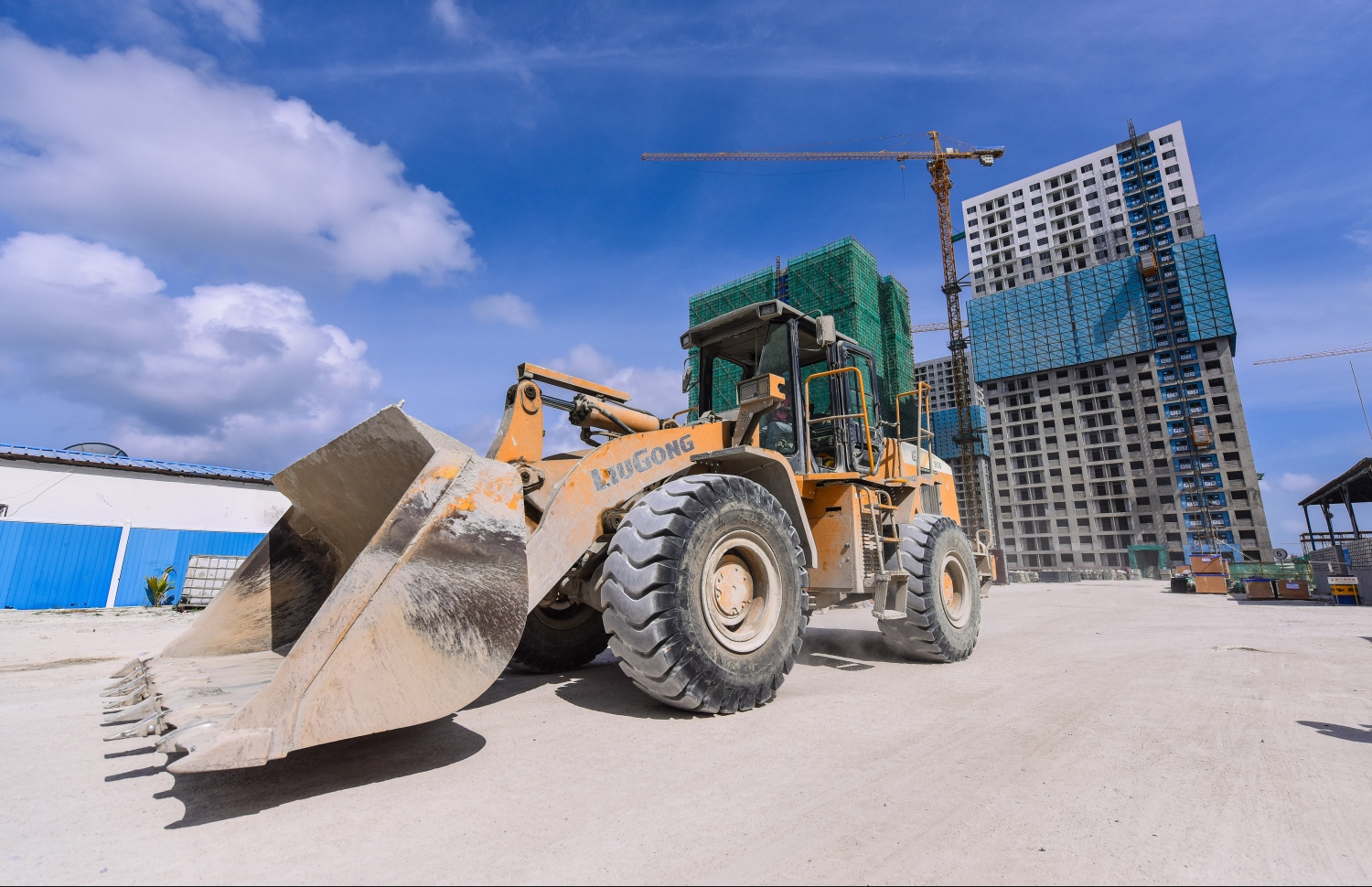 މާލެ: ޖޫން 26، 2019- "ހިޔާ ޕްރޮޖެކްޓް" ގެ ދަށުން ހުޅުމާލޭގެ ދެވަނަ ފިޔަވަހީގައި ބިނާކުރި 7000 ފްލެޓް ހިމެނޭ ބައެއް ޓަވަރުތައް ކައިރިން ބުލްޑޯޒަރެއް ދުއްވާފައިދަނީ.---ފޮޓޯ: ހުސައިން ވަހީދު/މިހާރު