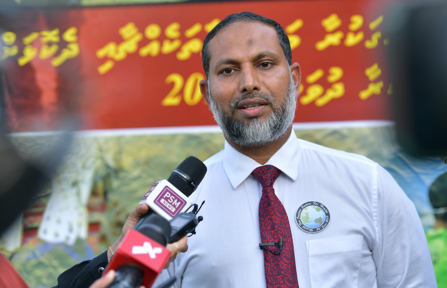 ދޫނިދޫގައި މިއަދު ގިނަ އަދަދެއްގެ މަސްތުވާތަކެތި ނައްތާލަން ބޭއްވި ރަސްމިއްޔާތަށްފަހ ހޯމް މިނިސްޓަރު އިިމްރާން ނޫސްވެރިންނާ ވާހަކަދައްކަވަނީ.-- ފޮޓޯ: ނިޝާން އަލީ/ މިހާރު