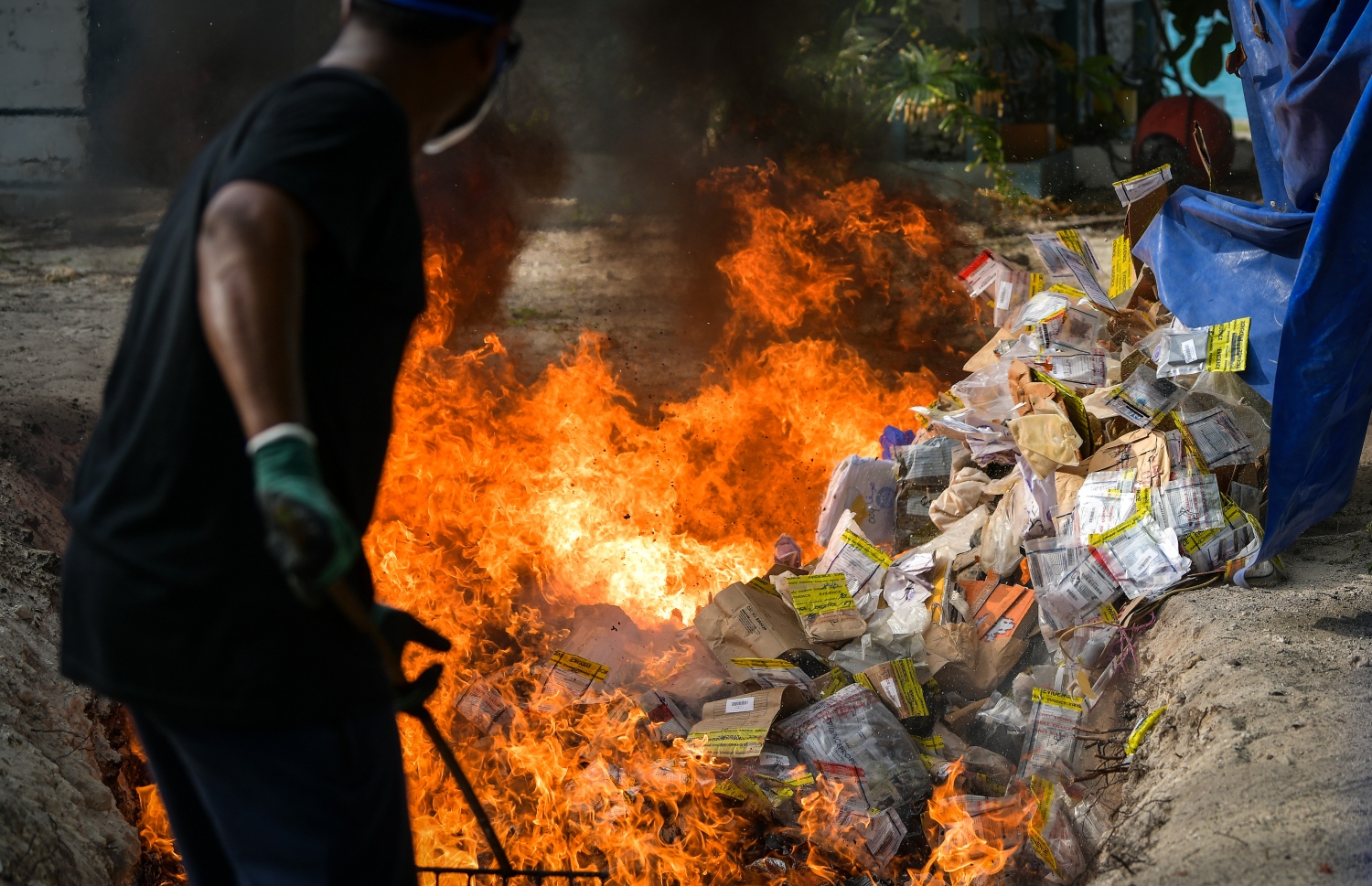 ދޫނިދޫ: ޖޫން 26، 2019- ތަފާތު އެކި މައްސަލަތަކުގައި ފުލުހުން އަތުލައިގެންފައި ހުރި 414 މިލިއަން ރުފިޔާގެ މަސްތުވާތަކެތި ނައްތާލުން: މަސްތުވާތަކެއްޗާ ދެކޮޅަށް މަސައްކަތްކުރާ ބައިނަލްއަގްވާމީ ދުވަހާ ގުޅުވައިގެން ފުލުހުން މިއަދު ވަނީ 419 ކިލޯގެ މަސްތުވާތަކެތި ދޫނިދޫގައި ނައްތާލައިފައި.--ފޮޓޯ: ނިޝާން އަލީ/މިހާރު