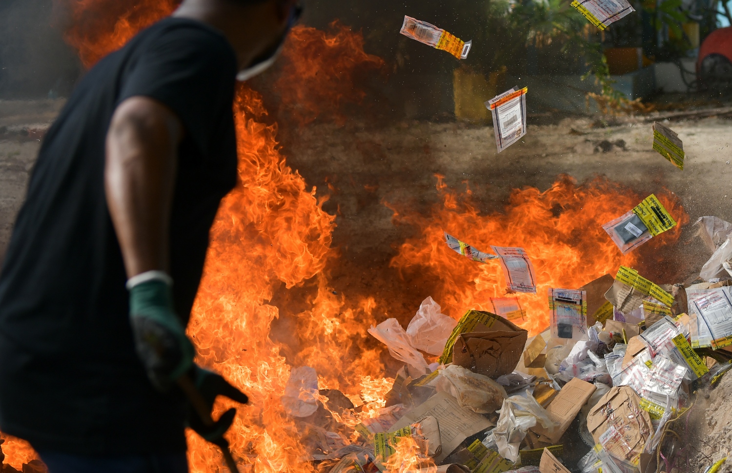 ދޫނިދޫ: ޖޫން 26، 2019- ތަފާތު އެކި މައްސަލަތަކުގައި ފުލުހުން އަތުލައިގެންފައި ހުރި 414 މިލިއަން ރުފިޔާގެ މަސްތުވާތަކެތި ނައްތާލުން: މަސްތުވާތަކެއްޗާ ދެކޮޅަށް މަސައްކަތްކުރާ ބައިނަލްއަގްވާމީ ދުވަހާ ގުޅުވައިގެން ފުލުހުން މިއަދު ވަނީ 419 ކިލޯގެ މަސްތުވާތަކެތި ދޫނިދޫގައި ނައްތާލައިފައި.--ފޮޓޯ: ނިޝާން އަލީ/މިހާރު