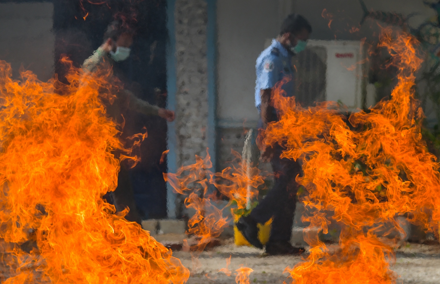 ދޫނިދޫ: ޖޫން 26، 2019- ތަފާތު އެކި މައްސަލަތަކުގައި ފުލުހުން އަތުލައިގެންފައި ހުރި 414 މިލިއަން ރުފިޔާގެ މަސްތުވާތަކެތި ނައްތާލުން: މަސްތުވާތަކެއްޗާ ދެކޮޅަށް މަސައްކަތްކުރާ ބައިނަލްއަގްވާމީ ދުވަހާ ގުޅުވައިގެން ފުލުހުން މިއަދު ވަނީ 419 ކިލޯގެ މަސްތުވާތަކެތި ދޫނިދޫގައި ނައްތާލައިފައި.--ފޮޓޯ: ނިޝާން އަލީ/މިހާރު
