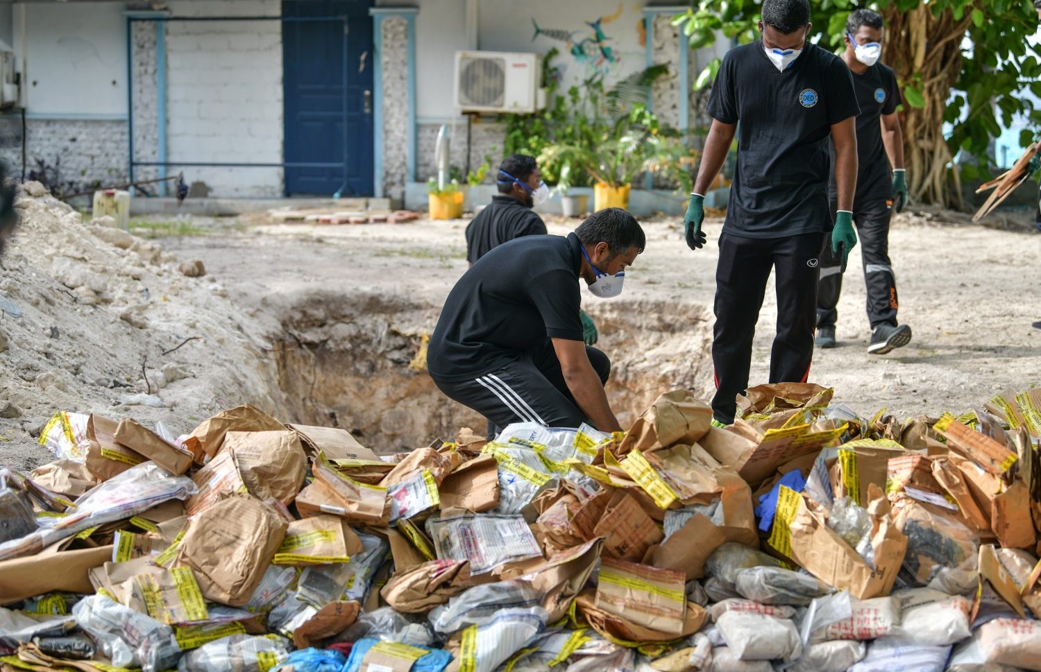 ފުލުހުން އަތުލައިގެންފައިވާ ބައެއް މަސްތުވާތަކެތި ދޫނިދޫގައި ނައްތާލަނީ
