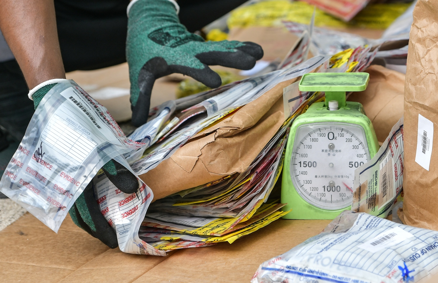 ދޫނިދޫ: ޖޫން 26، 2019- ތަފާތު އެކި މައްސަލަތަކުގައި ފުލުހުން އަތުލައިގެންފައި ހުރި 414 މިލިއަން ރުފިޔާގެ މަސްތުވާތަކެތި ނައްތާލުމުގެ ކުރިން ކިރަނީ: މަސްތުވާތަކެއްޗާ ދެކޮޅަށް މަސައްކަތްކުރާ ބައިނަލްއަގްވާމީ ދުވަހާ ގުޅުވައިގެން ފުލުހުން މިއަދު ވަނީ 419 ކިލޯގެ މަސްތުވާތަކެތި ދޫނިދޫގައި ނައްތާލައިފައި.--ފޮޓޯ: ނިޝާން އަލީ/މިހާރު