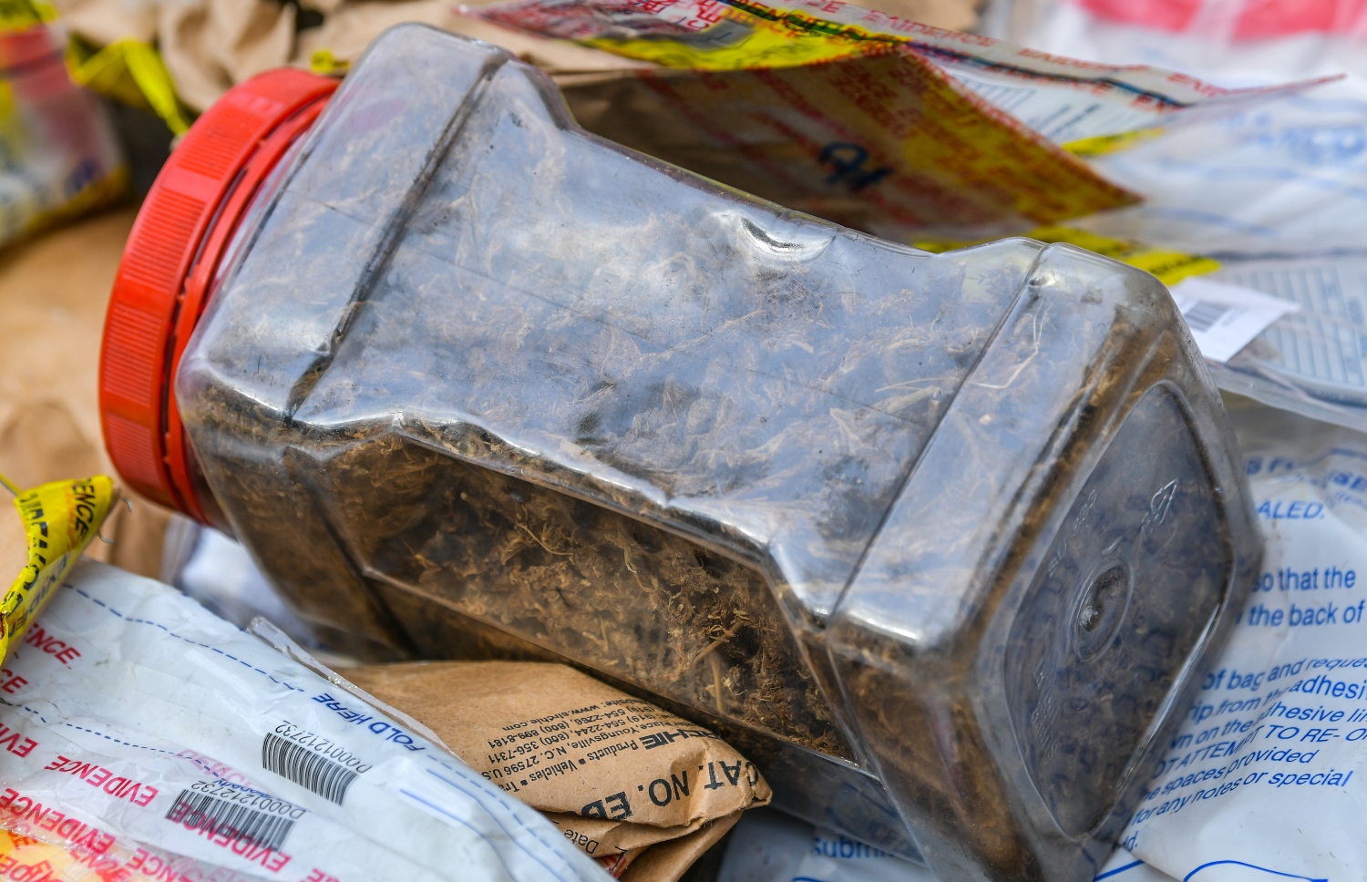 ދޫނިދޫ: ޖޫން 26، 2019- ތަފާތު އެކި މައްސަލަތަކުގައި ފުލުހުން އަތުލައިގެންފައި ހުރި 414 މިލިއަން ރުފިޔާގެ މަސްތުވާތަކެތި ނައްތާލުމަށް ތައްޔާރު ކޮށްފައި: މަސްތުވާތަކެއްޗާ ދެކޮޅަށް މަސައްކަތްކުރާ ބައިނަލްއަގްވާމީ ދުވަހާ ގުޅުވައިގެން ފުލުހުން މިއަދު ވަނީ 419 ކިލޯގެ މަސްތުވާތަކެތި ދޫނިދޫގައި ނައްތާލައިފައި.--ފޮޓޯ: ނިޝާން އަލީ/މިހާރު