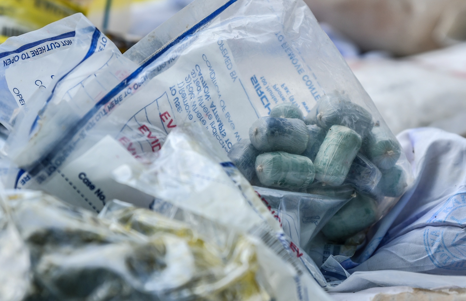 ދޫނިދޫ: ޖޫން 26، 2019- ތަފާތު އެކި މައްސަލަތަކުގައި ފުލުހުން އަތުލައިގެންފައި ހުރި 414 މިލިއަން ރުފިޔާގެ މަސްތުވާތަކެތި ނައްތާލުމަށް ތައްޔާރު ކޮށްފައި: މަސްތުވާތަކެއްޗާ ދެކޮޅަށް މަސައްކަތްކުރާ ބައިނަލްއަގްވާމީ ދުވަހާ ގުޅުވައިގެން ފުލުހުން މިއަދު ވަނީ 419 ކިލޯގެ މަސްތުވާތަކެތި ދޫނިދޫގައި ނައްތާލައިފައި.--ފޮޓޯ: ނިޝާން އަލީ/މިހާރު