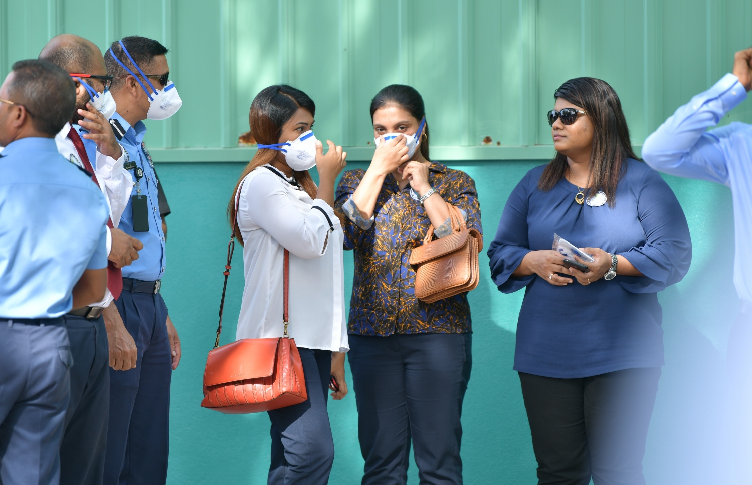 ދޫނިދޫ: ޖޫން 26، 2019- ތަފާތު އެކި މައްސަލަތަކުގައި ފުލުހުން އަތުލައިގެންފައި ހުރި 414 މިލިއަން ރުފިޔާގެ މަސްތުވާތަކެތި ނައްތާލާ ތަން ބައްލަވައިލެއްވުމަށް ދޫނިދު އަށް ވަޑައިގެންނެވި ބައެއް ބޭފުޅުންގެ ތެރެއިން ޕްރޮސެކިއުޓާ ޖެނެރަލް އާއިޝަތު ބިޝާމާއި އެޑިއުކޭޝަން މިނިސްޓަރު ޑރ. އާއިޝަތު އަލީ އަދި ފުލުހުންގެ ބައެއް އިސް އޮފިސަރުން: މަސްތުވާތަކެއްޗާ ދެކޮޅަށް މަސައްކަތްކުރާ ބައިނަލްއަގްވާމީ ދުވަހާ ގުޅުވައިގެން ފުލުހުން މިއަދު ވަނީ 419 ކިލޯގެ މަސްތުވާތަކެތި ދޫނިދޫގައި ނައްތާލައިފައި.--ފޮޓޯ: ނިޝާން އަލީ/މިހާރު