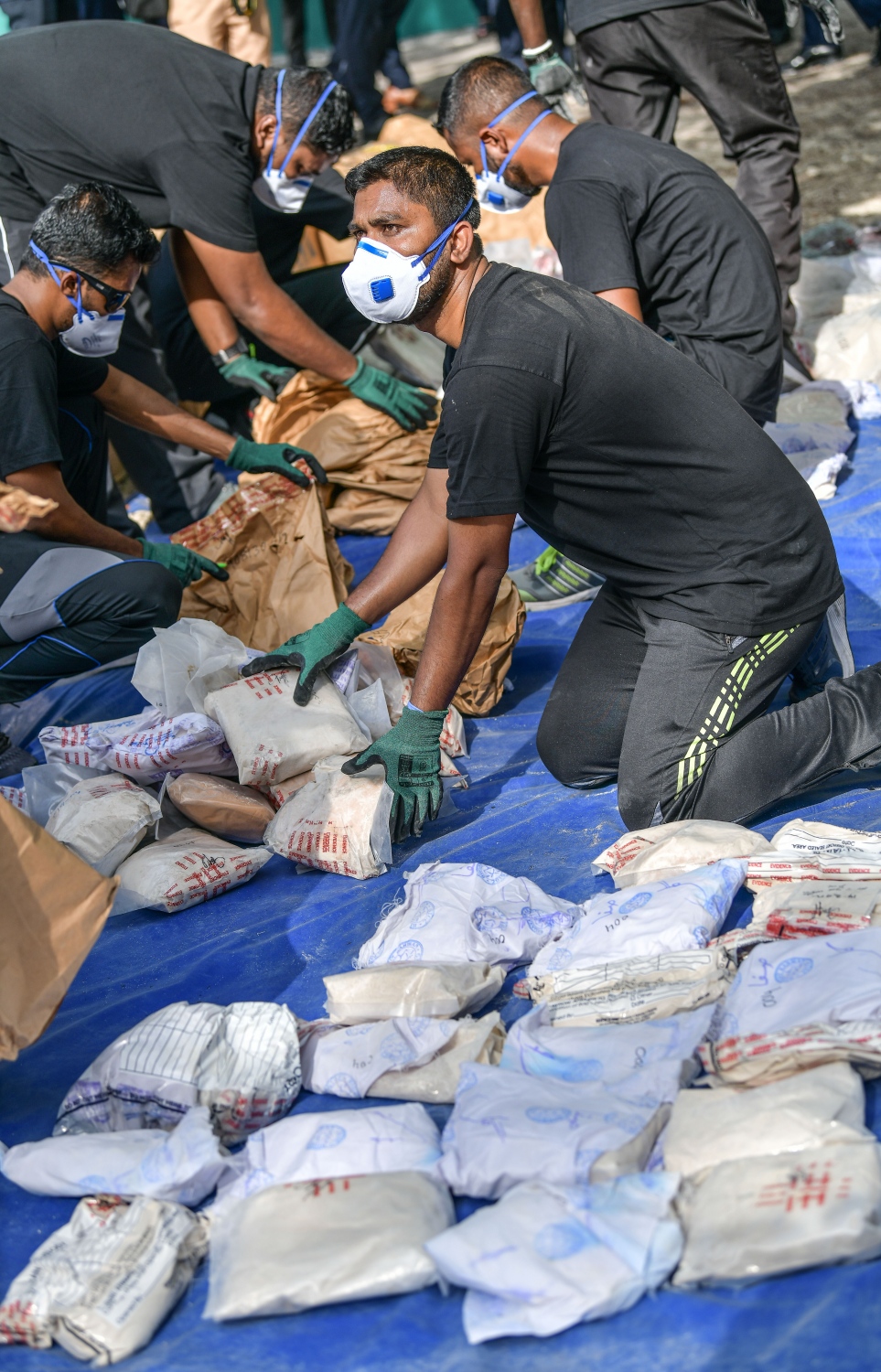 ދޫނިދޫ: ޖޫން 26، 2019- ތަފާތު އެކި މައްސަލަތަކުގައި ފުލުހުން އަތުލައިގެންފައި ހުރި 414 މިލިއަން ރުފިޔާގެ މަސްތުވާތަކެތި ނައްތާލުމަށް ފުލުހުން ތައްޔާރު ވަނީ: މަސްތުވާތަކެއްޗާ ދެކޮޅަށް މަސައްކަތްކުރާ ބައިނަލްއަގްވާމީ ދުވަހާ ގުޅުވައިގެން ފުލުހުން މިއަދު ވަނީ 419 ކިލޯގެ މަސްތުވާތަކެތި ދޫނިދޫގައި ނައްތާލައިފައި.--ފޮޓޯ: ނިޝާން އަލީ/މިހާރު