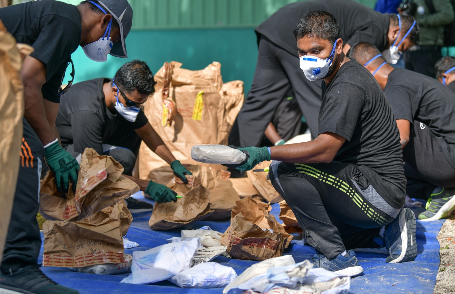 ދޫނިދޫ: ޖޫން 26، 2019- ތަފާތު އެކި މައްސަލަތަކުގައި ފުލުހުން އަތުލައިގެންފައި ހުރި 414 މިލިއަން ރުފިޔާގެ މަސްތުވާތަކެތި ނައްތާލުމަށް ފުލުހުން ތައްޔާރު ވަނީ: މަސްތުވާތަކެއްޗާ ދެކޮޅަށް މަސައްކަތްކުރާ ބައިނަލްއަގްވާމީ ދުވަހާ ގުޅުވައިގެން ފުލުހުން މިއަދު ވަނީ 419 ކިލޯގެ މަސްތުވާތަކެތި ދޫނިދޫގައި ނައްތާލައިފައި.--ފޮޓޯ: ނިޝާން އަލީ/މިހާރު