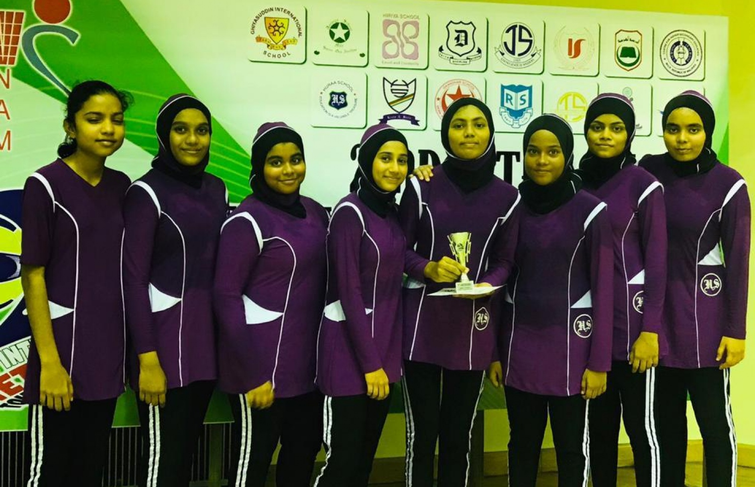 އިންޓަ ސްކޫލު ނެޓްބޯޅަ މުބާރާތުގައި ހިތަދޫ ސްކޫލުން ބައިވެރިވި ބައެއް ދަރިވަރުން -- ފޮޓޯ: ހިތަދޫ ސްކޫލު