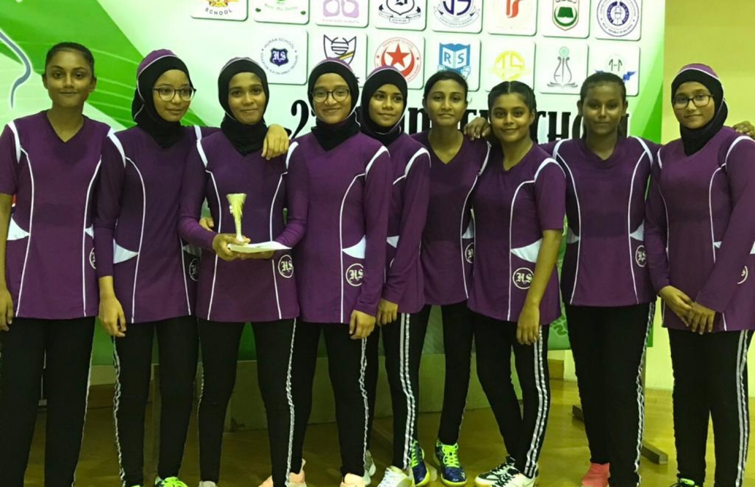 އިންޓަ ސްކޫލު ނެޓްބޯޅަ މުބާރާތުގައި ހިތަދޫ ސްކޫލުން ބައިވެރިވި ބައެއް ދަރިވަރުން -- ފޮޓޯ: ހިތަދޫ ސްކޫލު