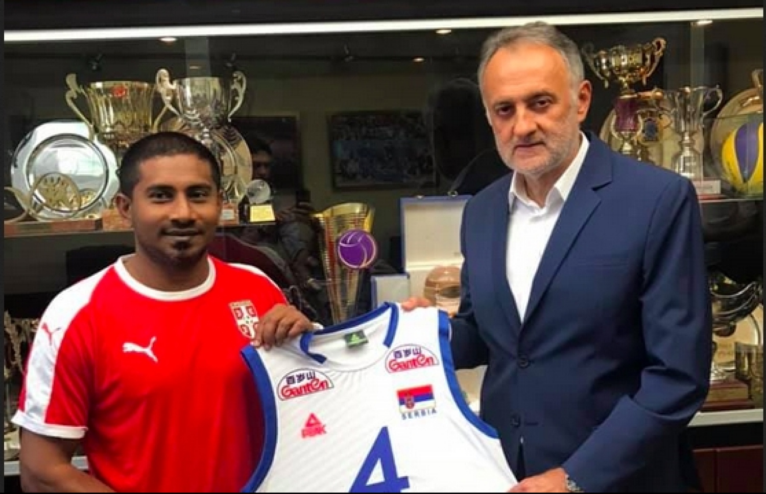 ސާބިއާގެ ވޮލީބޯޅަ ފެޑެރޭޝަނުގެ ރައީސް ގަޖިޗް (ކ) އާއި ސްޕޯޓްސް މިނިސްޓަރު މަހުލޫފް ބޭއްވި ބައްދަލުކުރެއްވުމުގެ ތެރެއިން.