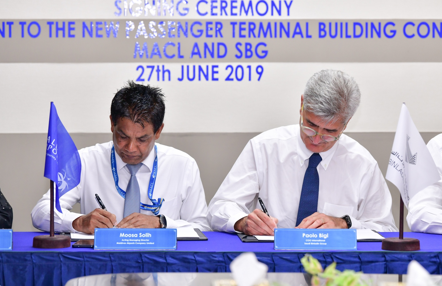 އާ ޓާމިނަލްގެ އެއްބަސްވުމަށް ގެންނަ ބަދަލުތަކުގައި ސައުދީ ބިންލާދިން ގްރޫޕްގެ ސީއޯއޯ ޕައުލޯ ބީޖީ (ކ)، އެމްއޭސީއެލްގެ އެކްޓިން ސީއީއޯ މޫސާ ސޯލިހު ސޮއިކުރަައްވަނީ --ފޮޓޯ:ނިޝާން އަލީ/މިހާރު