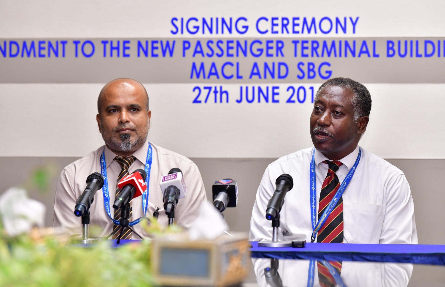 އާ ޓާމިނަލްއާ ގުޅޭ ގޮތުން އެމްއޭސީއެލްގެ ކޮންސަލްޓެންޓް ޕައުލް އަޑުލް (ކ)، އެމްއޭސީއެލްގެ އެސޯސިއޭޓް ޖެނެރަލް މެނޭޖަރު މުހައްމަދު ސޮލާހު (ވ)--ފޮޓޯ:ނިޝާން އަލީ/މިހާރު