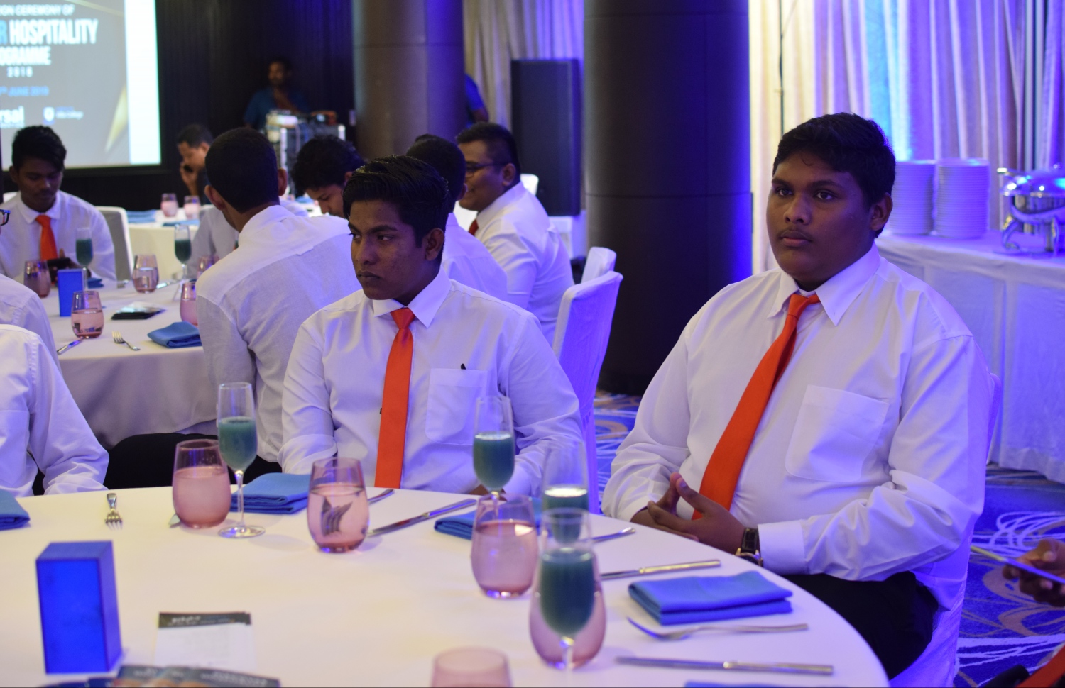 ޑިސްކަވާ ހޮސްޕިޓަލިޓީ ޕްރޮގްރާމް ފުރިހަމަކުރި ބައެއް ދަރިވަރުން -- ފޮޓޯ: ވިލާ ކޮލެޖު