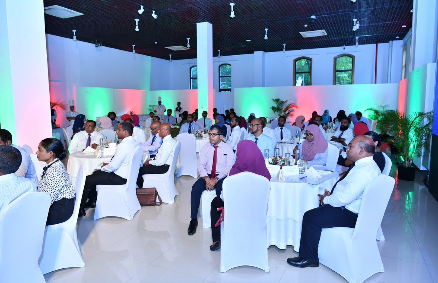 ސަރުކާރު ހިއްސާވާ ކުންފުނިތަކުގެ މަހާސިންތާގައި ކުންފުނިތަކުގެ އިސް ބޭފުޅުން ބައިވެރިވެ ވަޑައިގެންނެވި. -- ފޮޓޯ: ރައީސް އޮފީސް