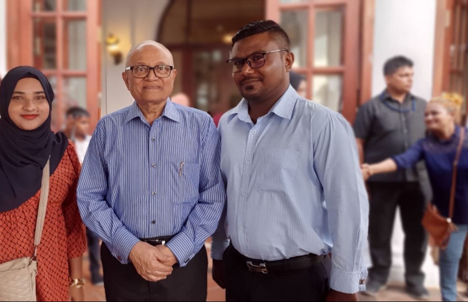 ކުރީގެ ރައީސް މައުމޫން، ލަންކާގައި އުޅޭ ދިވެހިންގެ ބަޔަކާ އެކު ފޮޓޯފުޅެއް ނަންގަވަނީ.