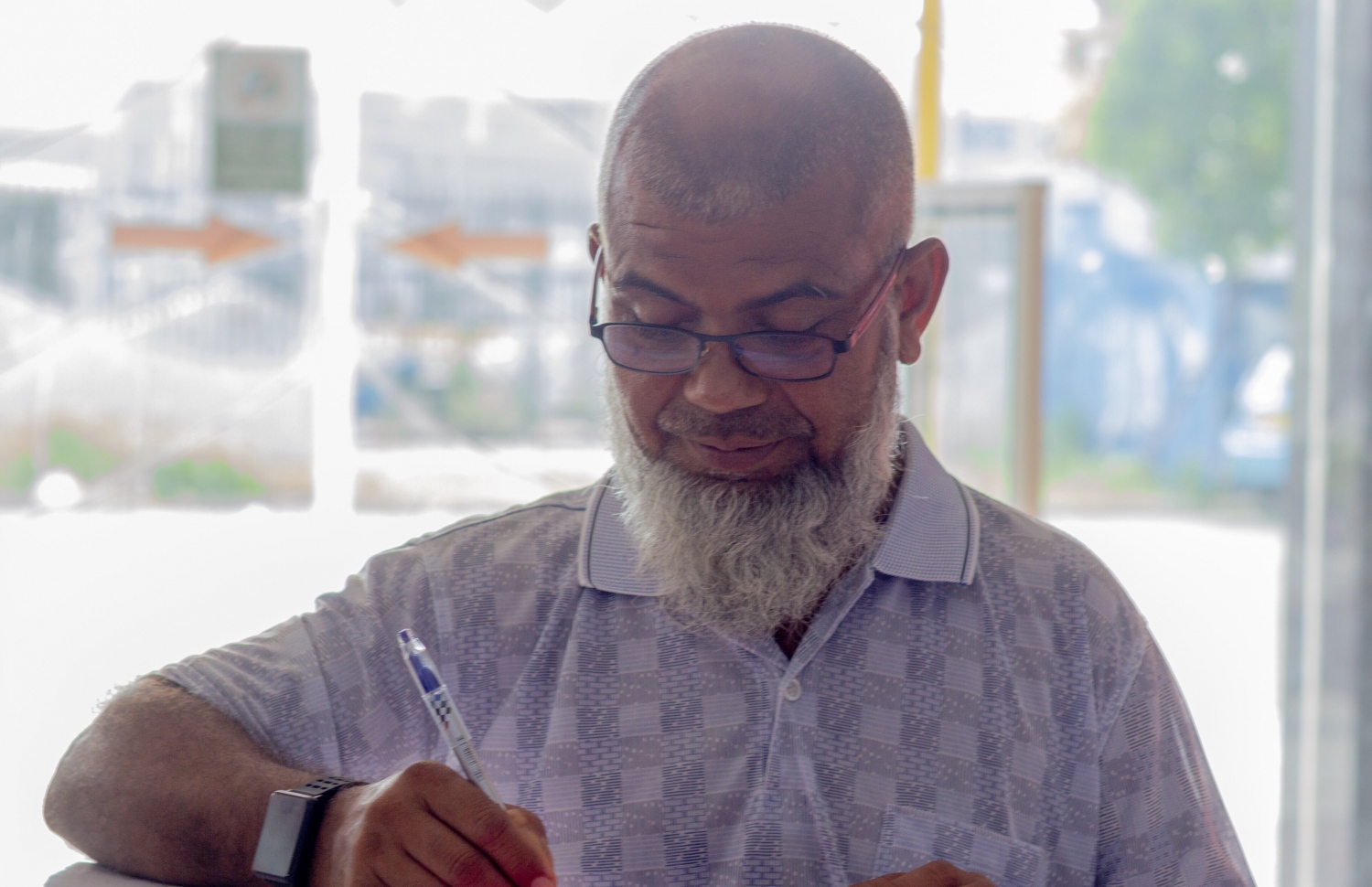 އެއް ލައްކަ ރުފިޔާ ލިބުނު ކަމުގެ ލިޔުމުގައި ޝިޔާމު ސޮއި ކުރަނީ- ފޮޓޯ: ރެޑްވޭވް