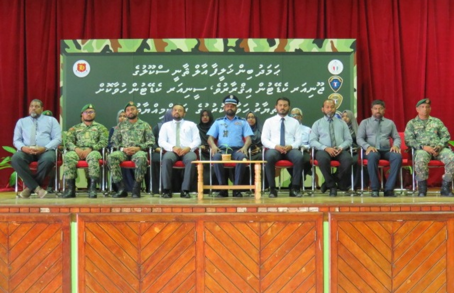 ހަމަދު ސްކޫލުގެ ދަރިވަރުން ކެޑޭޓްކަމުގެ ހުވާކުރަން އިއްޔެ ބޭއްވި ރަސްމިއްޔާތުގައި ބައިވެރިވެވަޑައިގެންނެވި ބޭފުޅުން-- ފޮޓޯ: ހަމަދު ސްކޫލު